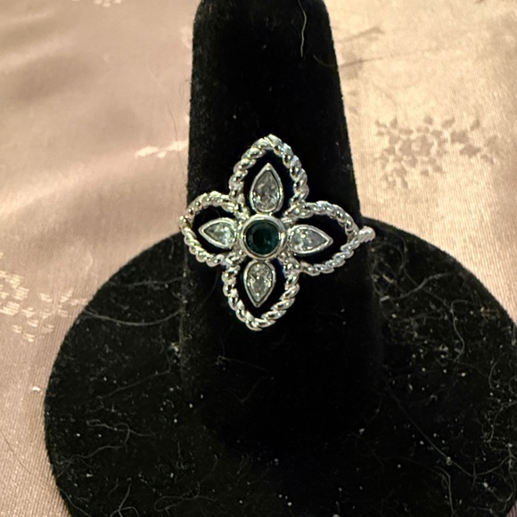 Jewelry - Elegant sterling Silver and Green Floral Ring